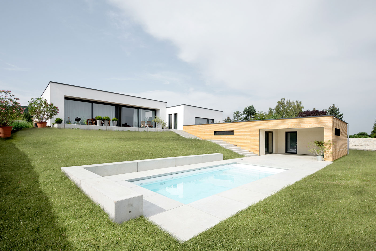 Wohnhaus mit Pool