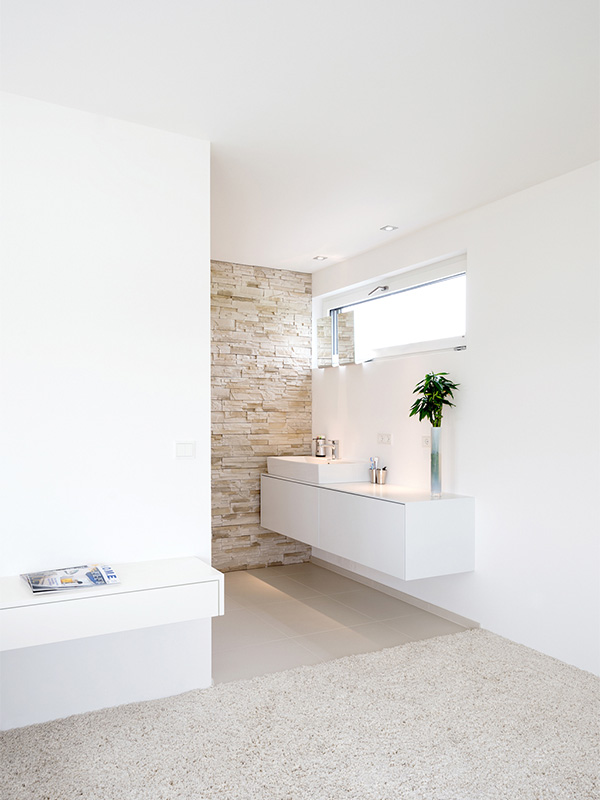 Helles Badezimmer im Bungalow