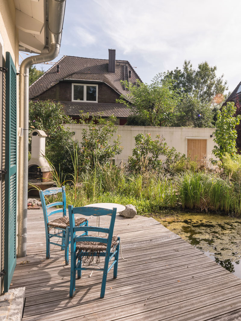 Terrasse mit Gartenteich