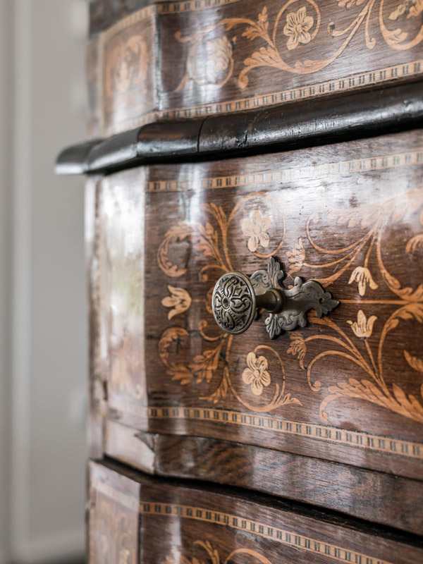 Schrank mit Verzierung